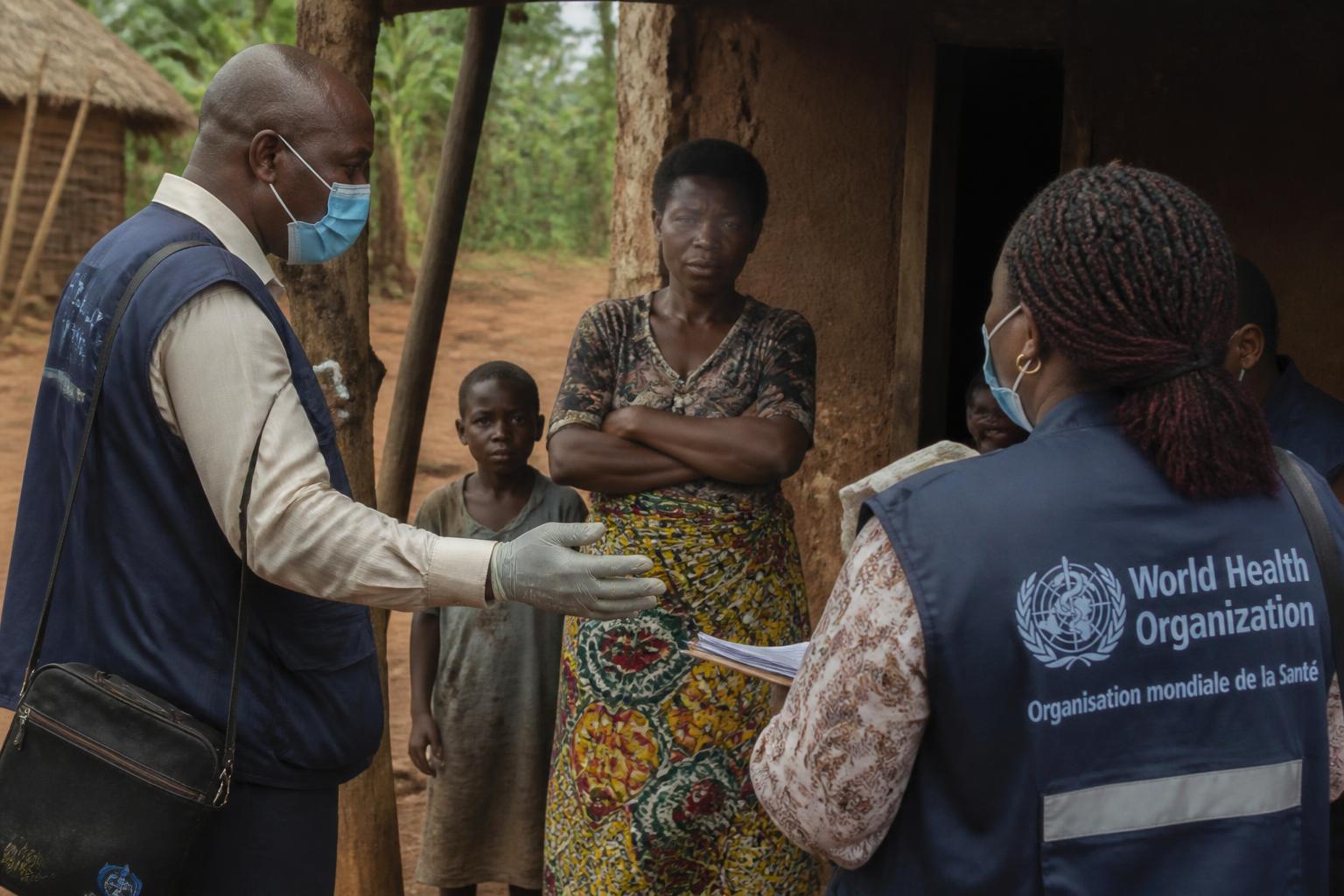 Équipes de riposte Ebola en sensibilisation porte-à-porte dans un village